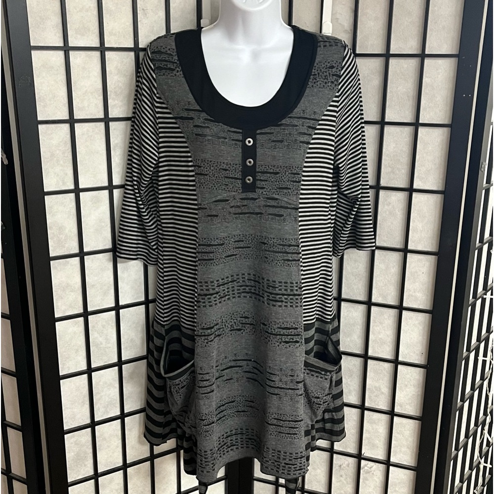 Cativa ladies pull over pocket dress size small